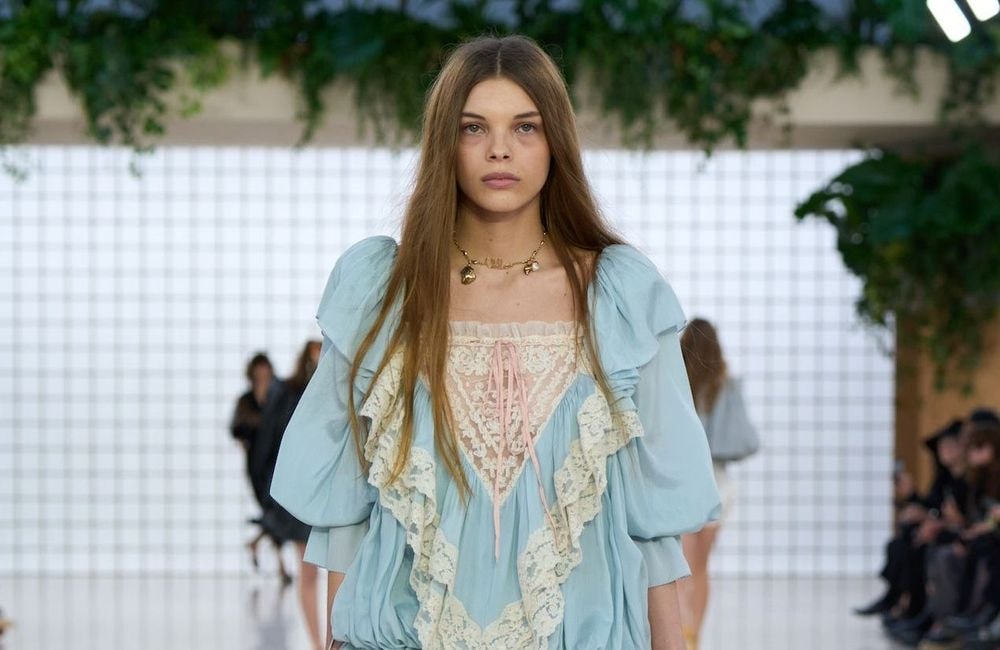 Sur les podiums de la Fashion Week, la lingerie vintage refait surface