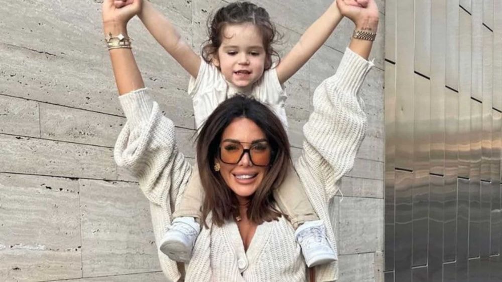 "Je l'aime mais..." : bloquée par les inondations de Dubaï avec son fils, les propos de Laura Lempika choquent la Toile !