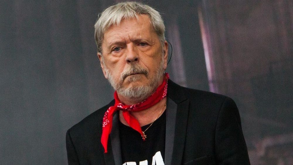 “Il a disjoncté” : Dominique, l’ex-femme de Renaud, se confie sur cette “expérience traumatique” qui a particulièrement affecté le chanteur