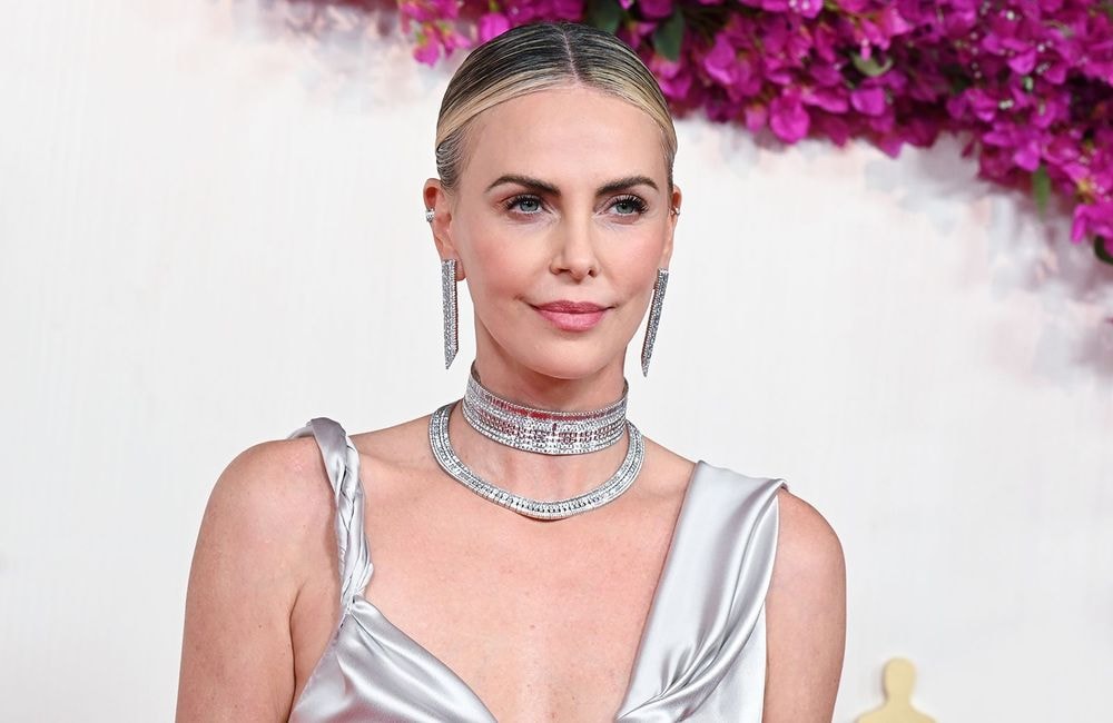 Plus chic que jamais, Charlize Theron adopte un chignon parfait pour l’été