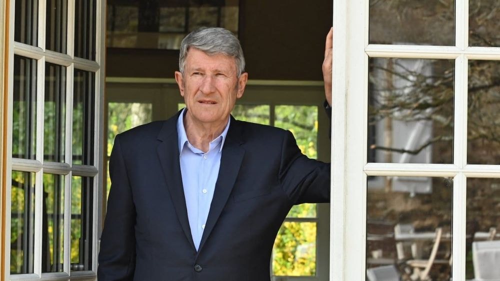 Intime avec Macron, Philippe de Villiers dit tout sur leur "idylle" : "Il préfère passer la soirée avec moi plutôt qu'avec..."