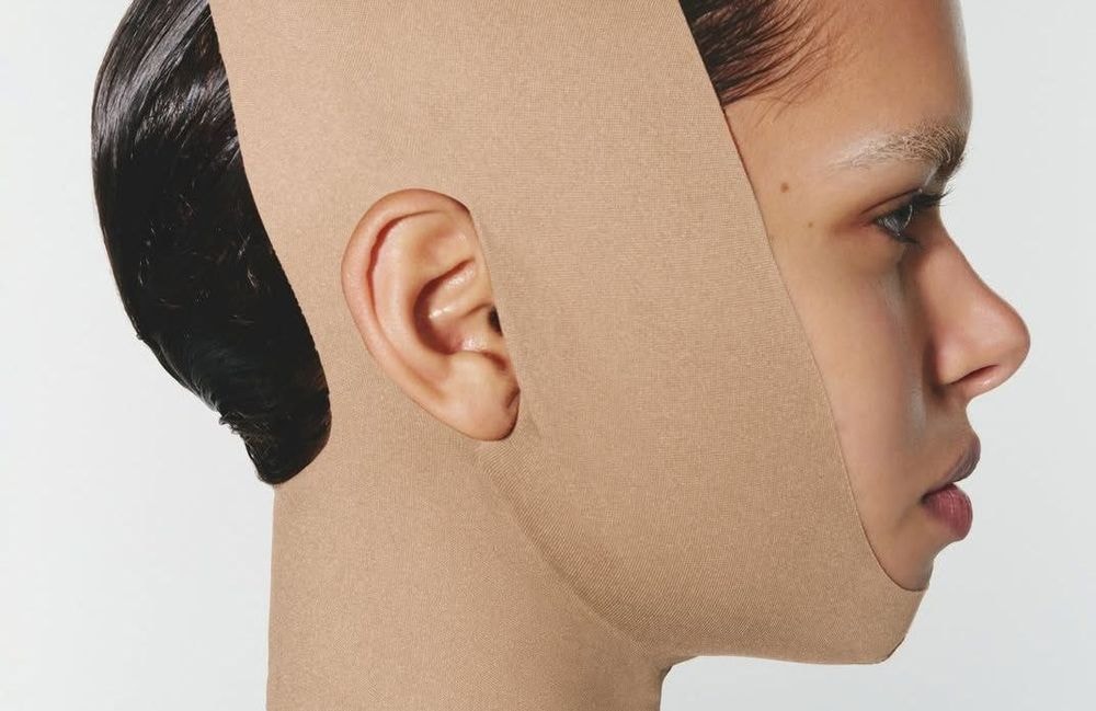 Du faux téton percé au faux lifting : Kim Kardashian lance son premier gadget beauté et affole Internet