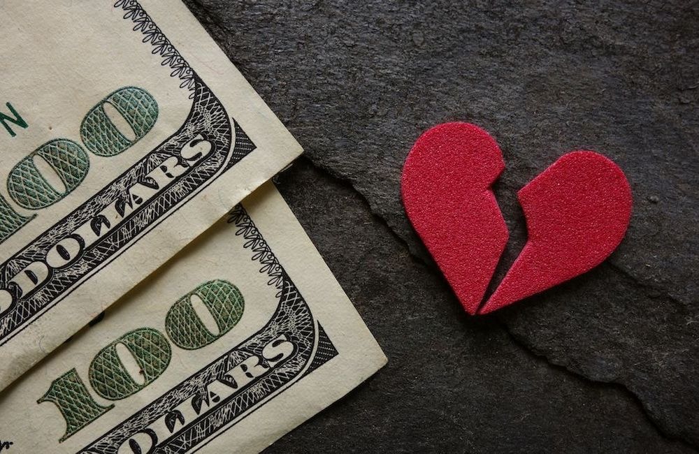 Qu’est-ce que l’infidélité financière et pourquoi peut-elle abîmer votre couple ?