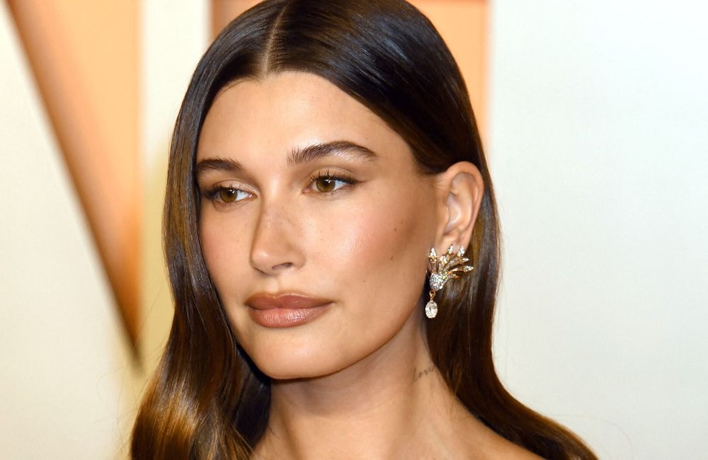 Hailey Bieber : son astuce anticernes incontournable pour un rendez-vous galant