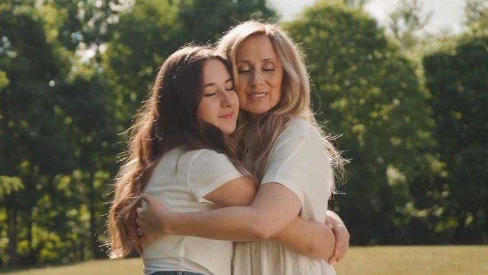 "C'était impossible avec un corps malade" : Lara Fabian explique comment son rôle de maman et sa fille Lou l'ont sauvée face aux troubles alimentaires