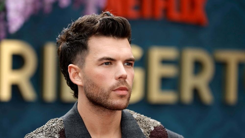 Luke Newton (Bridgerton) : ces photos de l’acteur qui vont briser le cœur des fans de la série !