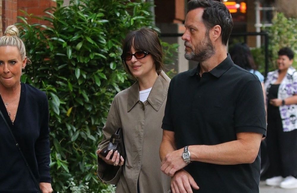 Dakota Johnson le prouve : les sneakers imprimé vache sont le must-have de la rentrée