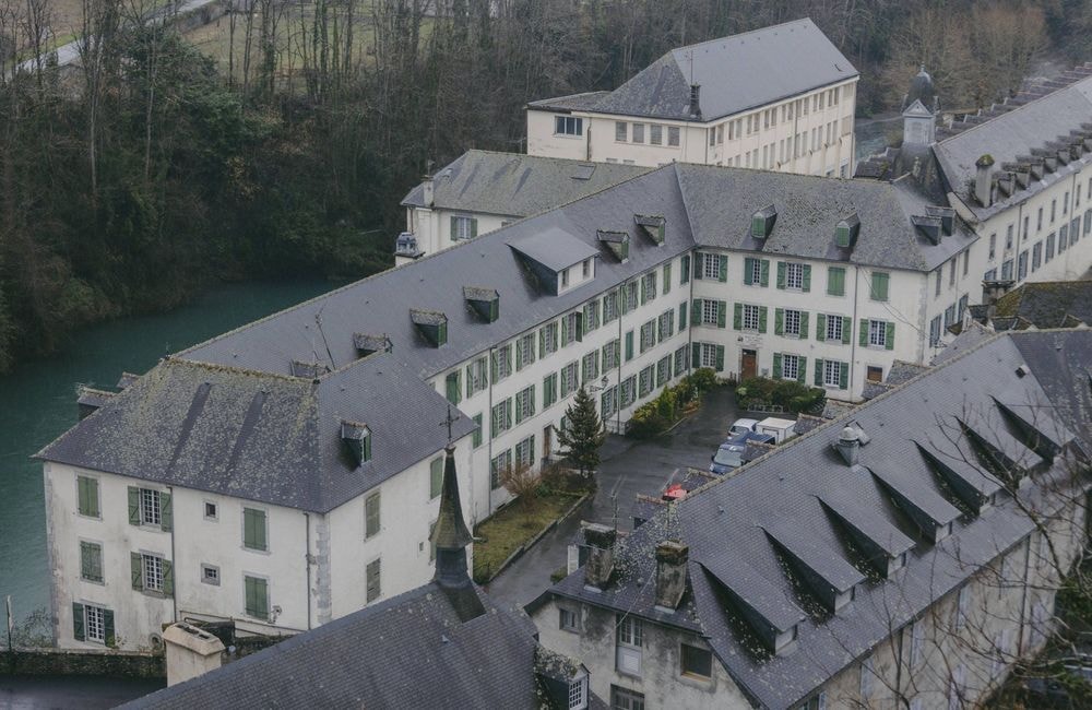 Bétharram : l'établissement jugé en 2006 « civilement responsable » de viol et agressions