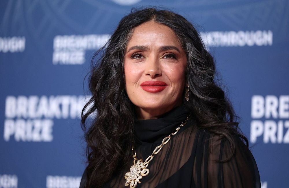 À 58 ans, Salma Hayek assume pleinement ses cheveux blancs