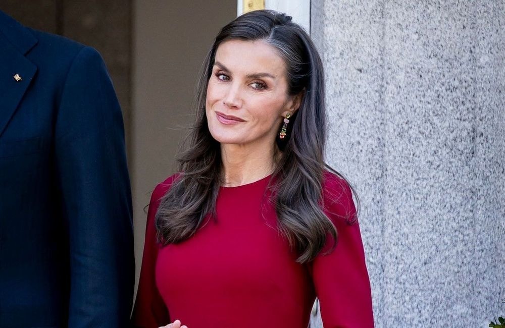 Letizia d’Espagne brille dans une robe rouge parfaite pour les fêtes