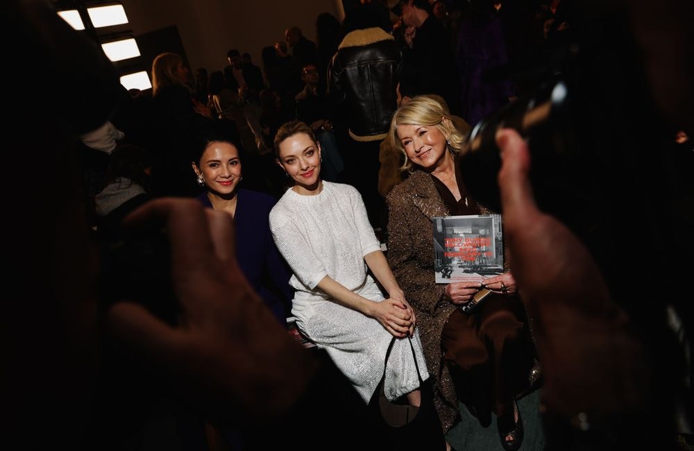 En look monacal, Amanda Seyfried attire tous les regards à la Fashion Week
