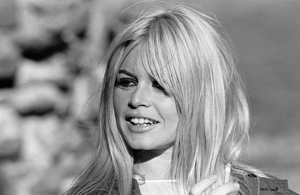 Et si on adoptait la frange « Bardot » comme un hommage beauté ?