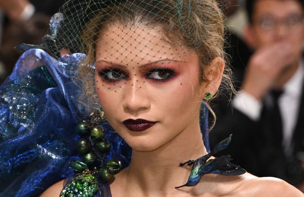 Met Gala 2024 : Zendaya dévoile sa part d’ombre et ose un makeup monochrome hypnotique