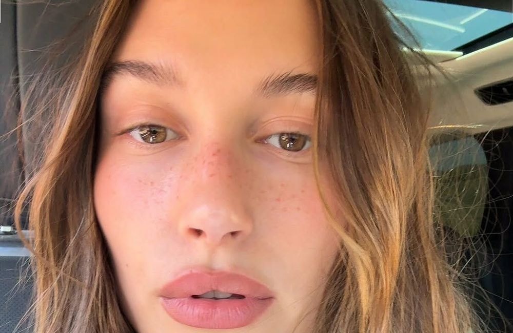 Avec un crayon, Hailey Bieber vous fait tout un maquillage de jour (et c'est canon)