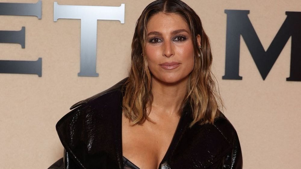 Ary Abittan filmé en train d'embrasser de force Laury Thilleman : elle revient sur ce "traumatisme"