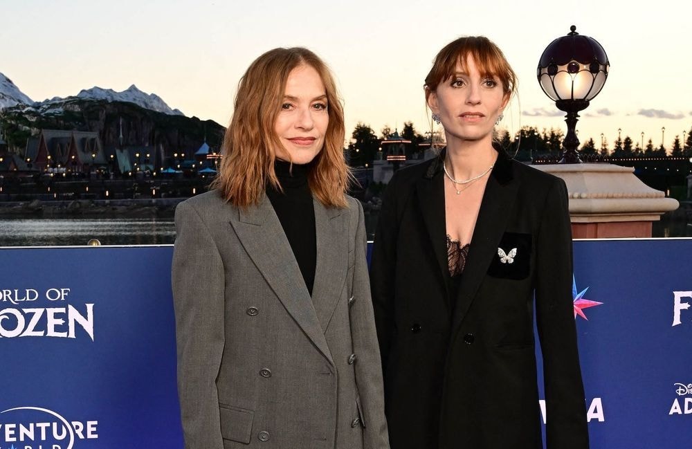 Isabelle Huppert et sa fille Lolita Chammah : elles nous donnent une leçon d’élégance sur le tapis rouge