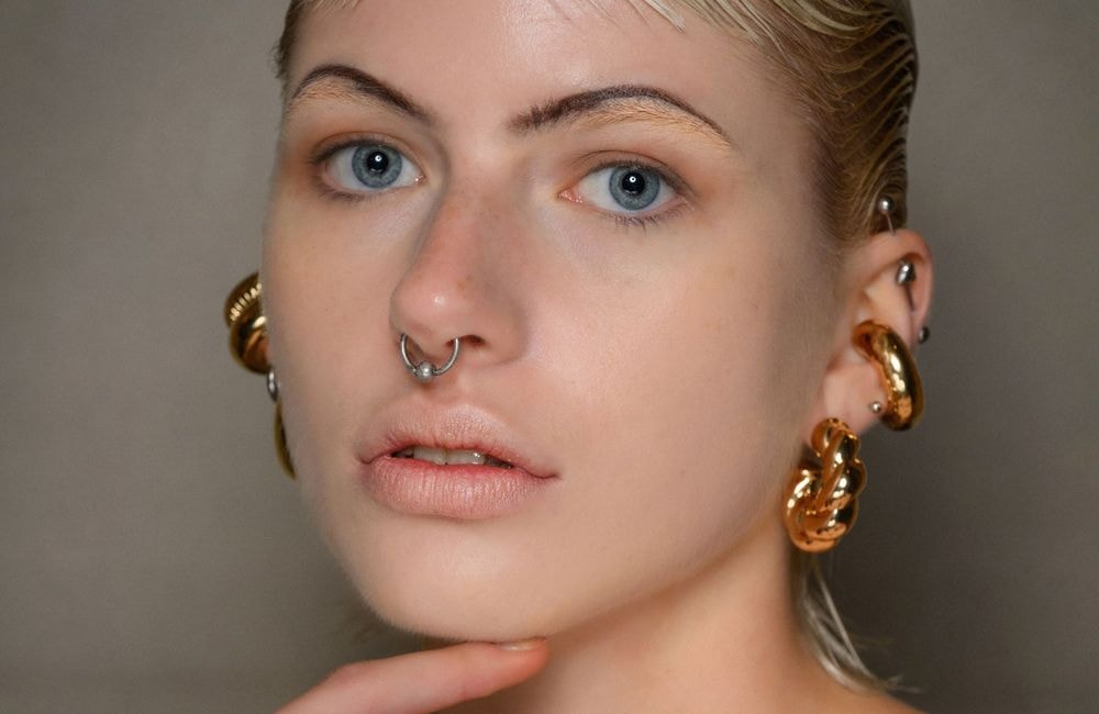 Cette technique de maquillage virale permet d’affiner son nez en quelques coups de pinceaux