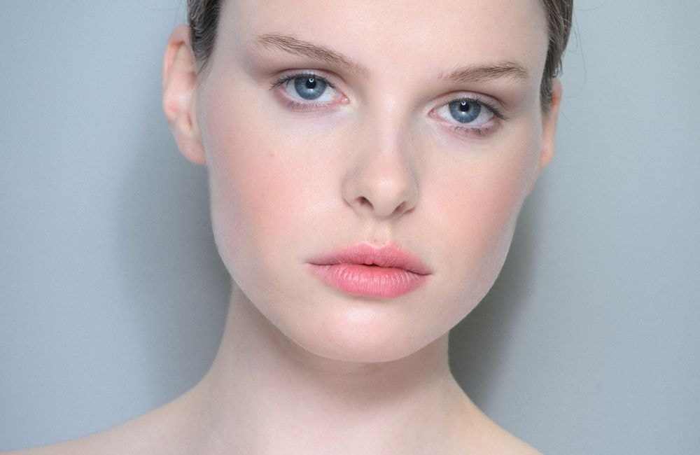 «skin frosting» : le secret pour dire adieu à la peau qui pèle en hiver selon une dermatologue