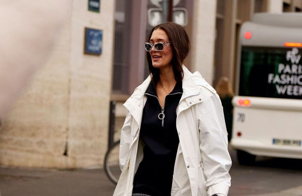 Ce manteau technique revient bousculer nos looks cet automne