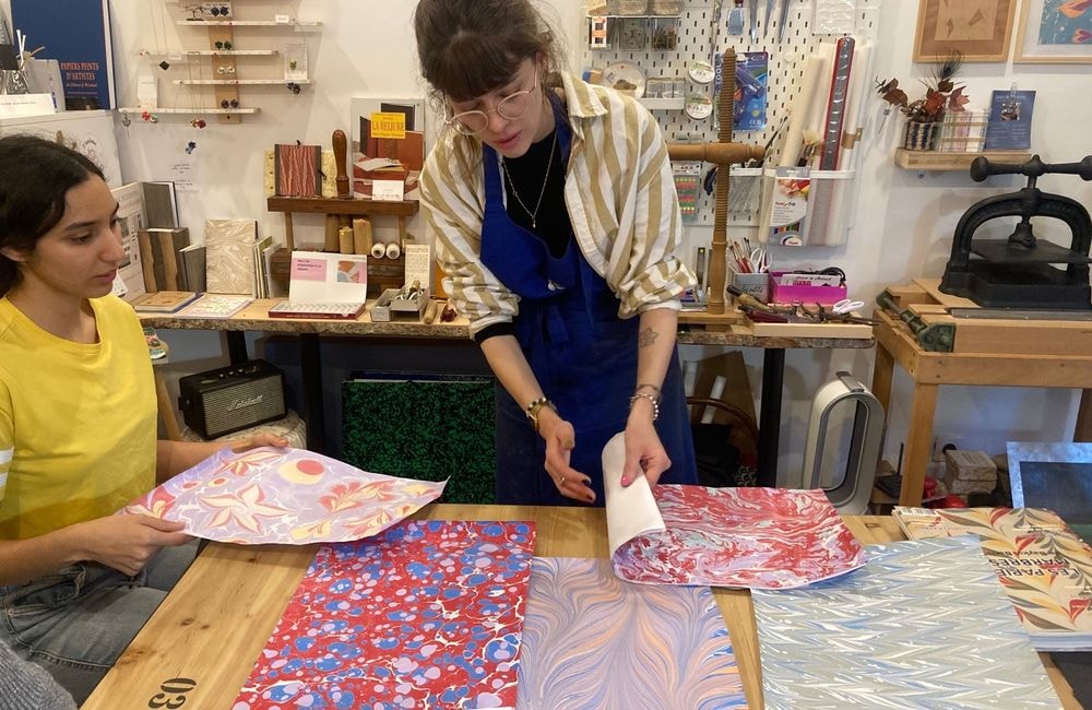 Créez votre œuvre en papier marbré artisanal avec Wecandoo