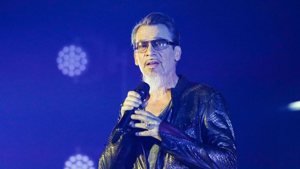 Florent Pagny (64 ans) délesté de son pantalon : "J’ai dû repasser en coulisses", un incident vestimentaire s'est produit sur scène