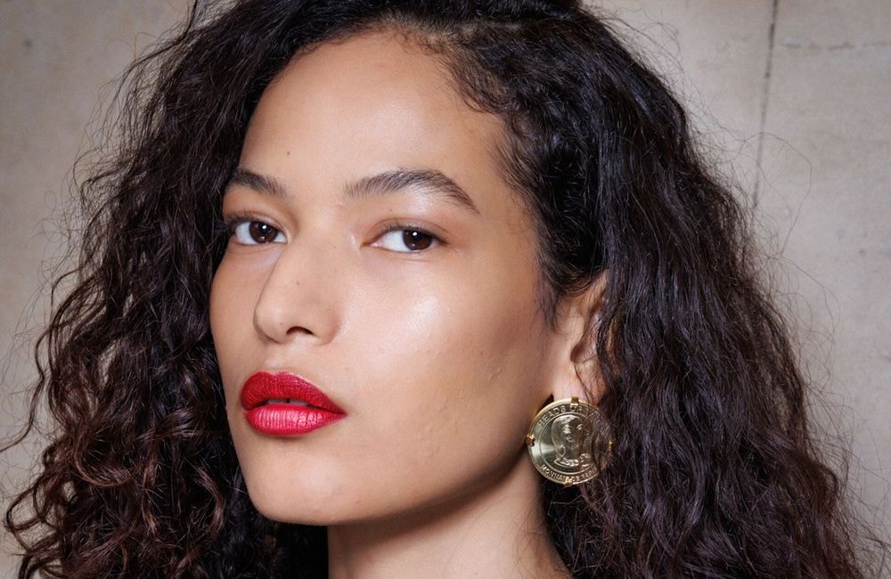 Cette technique de pro pour un maquillage qui résiste à la chaleur et à la transpiration