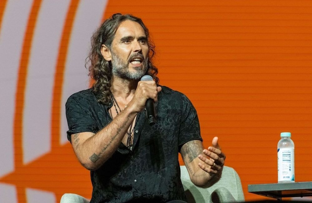 Russell Brand inculpé pour viols et agressions sexuelles au Royaume-Uni