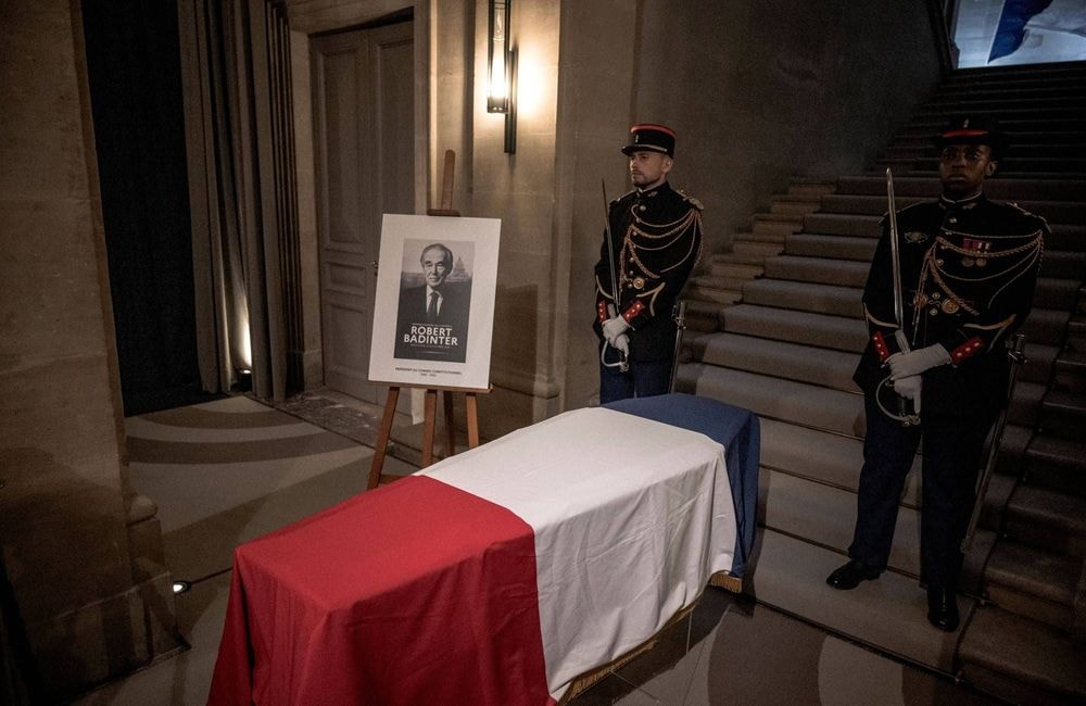 La tombe de Robert Badinter à Bagneux taguée avant sa panthéonisation