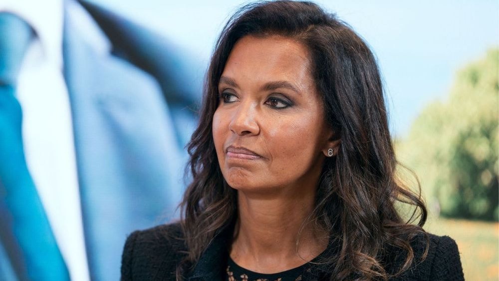 "Le moral est…" : Karine Le Marchand donne des nouvelles de ses lourds problèmes de santé