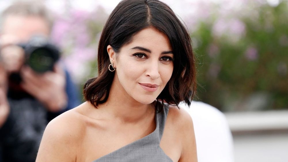 Leïla Bekhti « Ça devient gênant » : son mari l’acteur Tahar Rahim « se prend » pour un célèbre chanteur français
