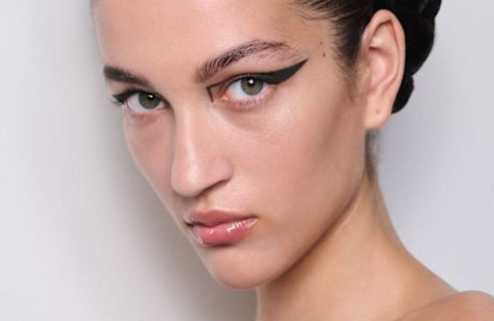 Ce hack make-up permet d’appliquer son eye-liner comme une pro