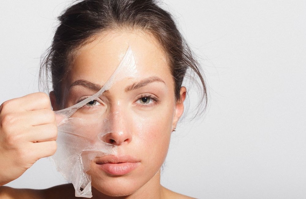 Rouge à lèvres, blush, masque… Pourquoi on raffole toutes des produits peel-off ?