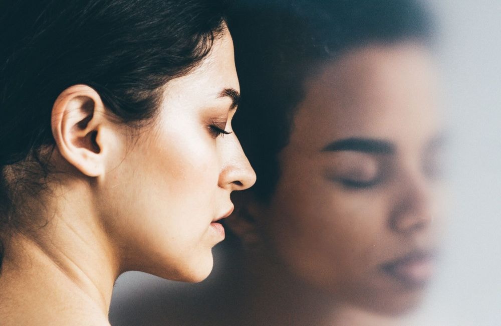 « Social mask » : le phénomène psychologique qui explique votre épuisement après une soirée