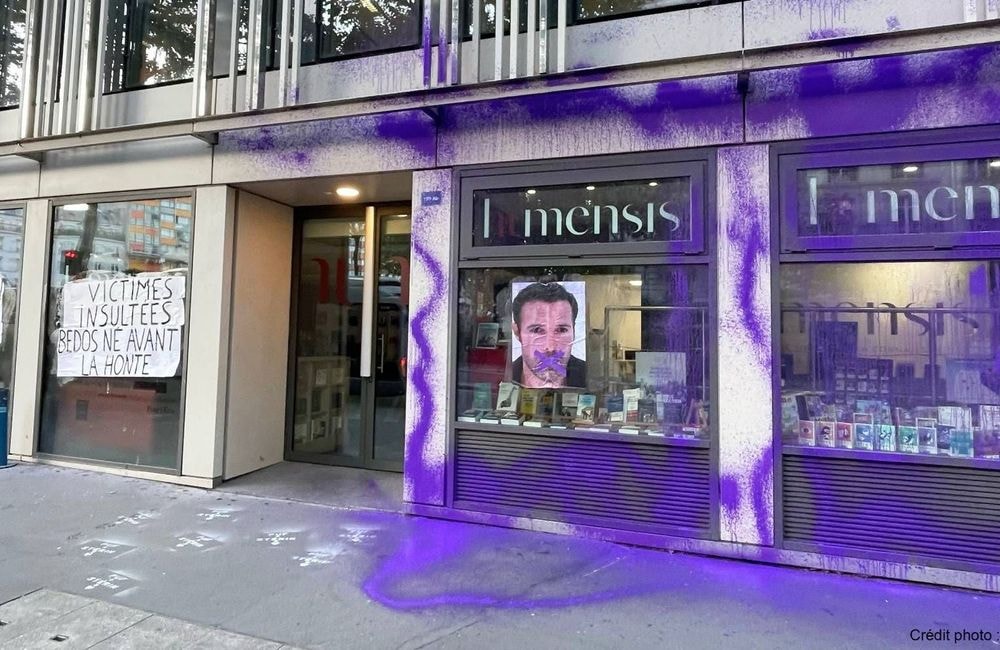 « Bedos né avant la honte » : #NousToutes repeint la façade de la maison d’édition qui a publié le livre de Nicolas Bedos