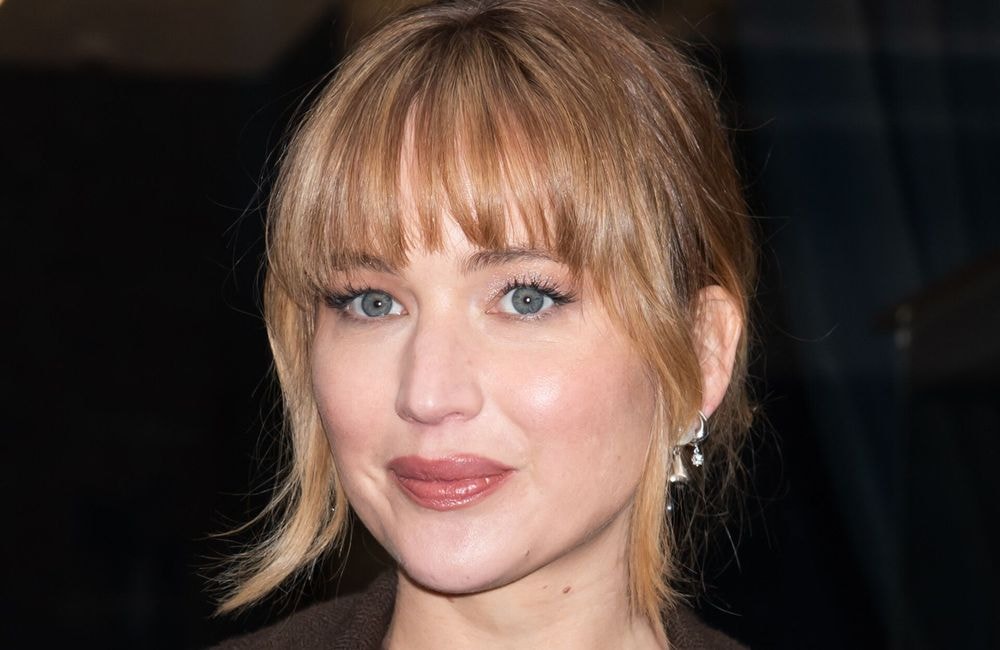 La coiffure que l’on va toutes vouloir copier ? Le chignon bouclé de Jennifer Lawrence