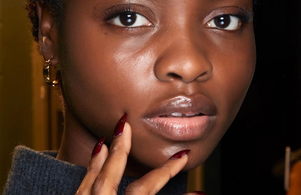 Qu’est-ce que les « Blood Moon Nails », la manucure qui combine deux couleurs tendances cette saison ?