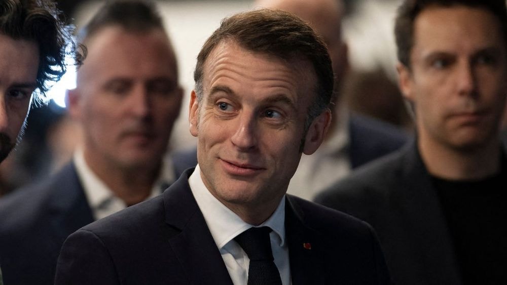 Emmanuel Macron partage un moment d’intimité avec Cyril Hanouna alors qu'il a "les fesses à l'air"