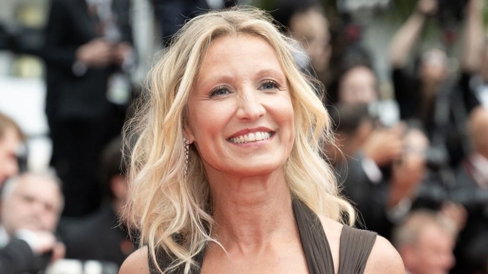 Alexandra Lamy (54 ans) divine en bikini : ventre plat et jambes de rêve, sa silhouette sculpturale fait l'unanimité