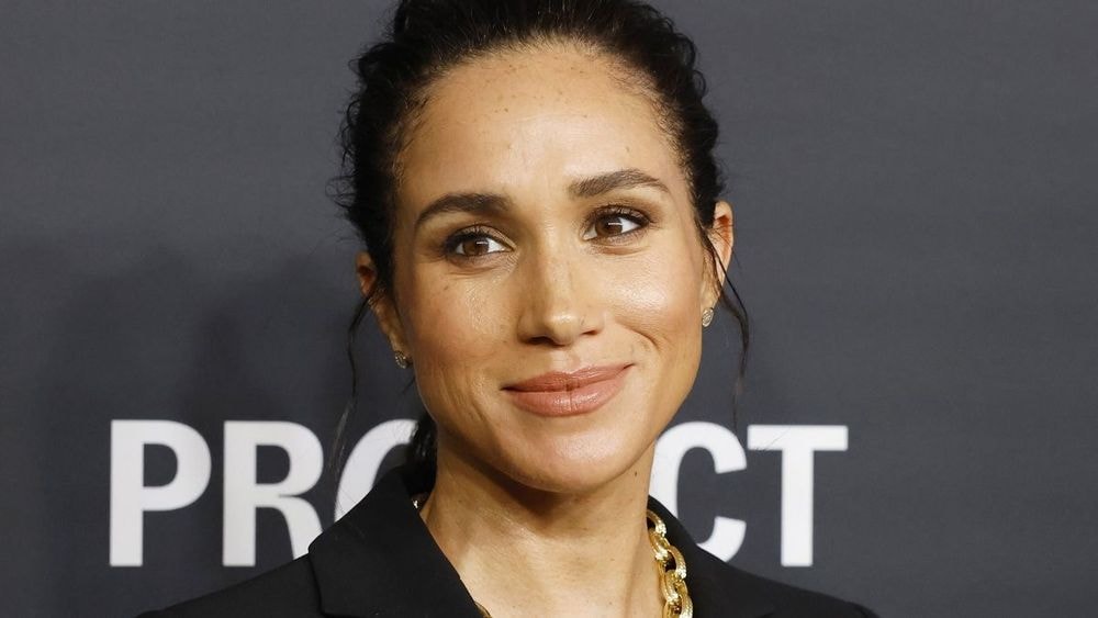 Archie et Lilibet à Althorp "les bras chargés de fleurs" : Meghan Markle dévoile une image poignante sur la tombe de Diana