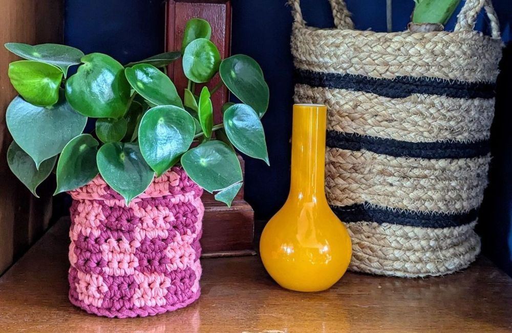 Adoptez la tendance craftcore en fabriquant ce cache-pot en laine