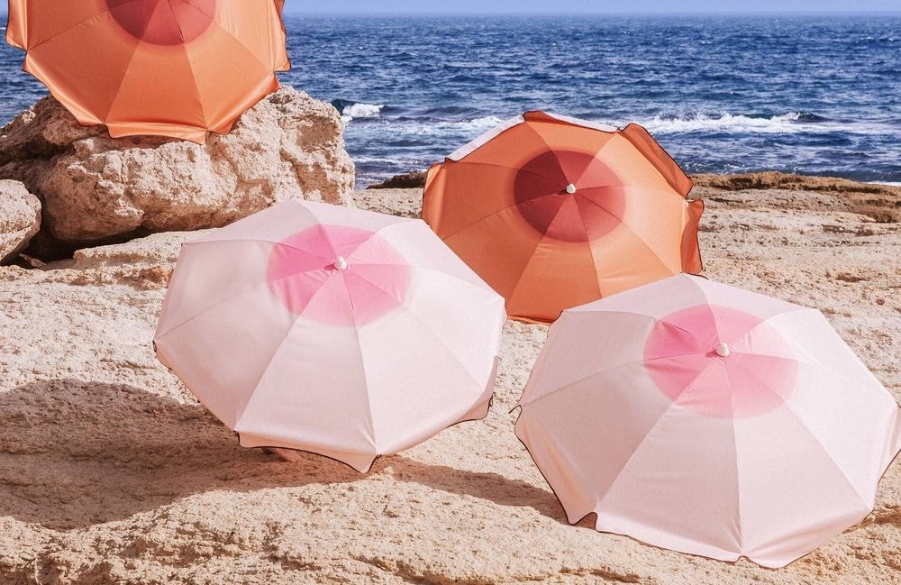 « Un objet politique et décalé » : à Saint-Tropez, des parasols féministes font polémique