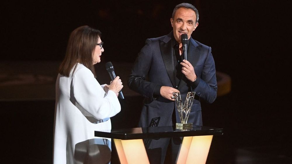 "Tu me chauffes, moi j’y vais" : Nikos Aliagas crée la surprise aux Victoires pour Nana Mouskouri