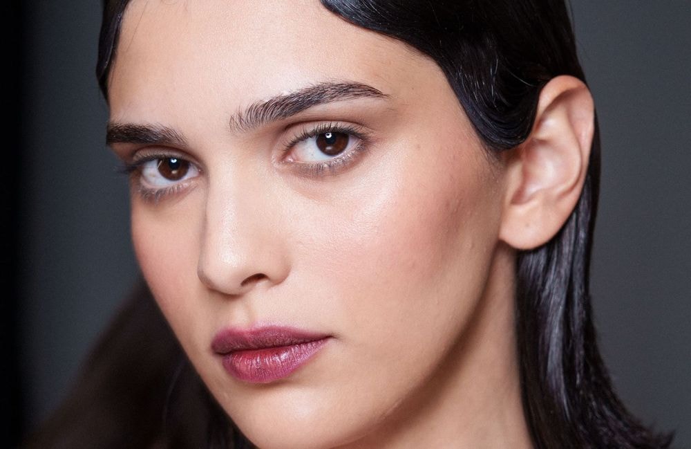« Nano brows » : quel est ce nouveau tatouage des sourcils qui fait de l'ombre au microshading ?