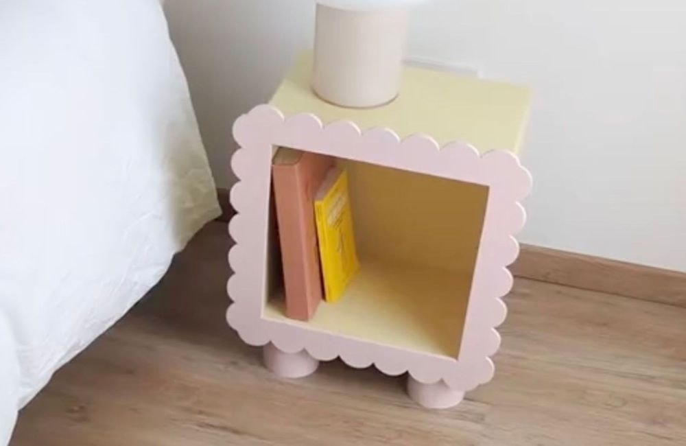 IKEA Hack : une table de chevet aux bords festonnés parfaite pour le printemps
