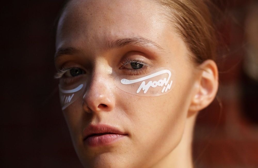 À New York, les patchs pour les yeux deviennent des accessoires de mode