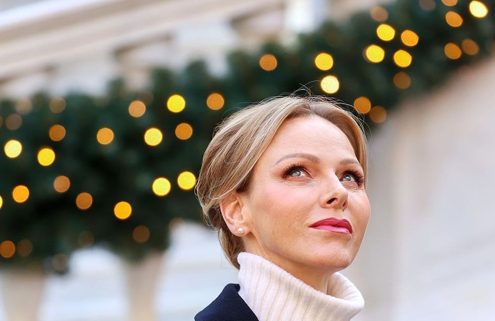 À l’approche de Noël, Charlène de Monaco délaisse le rouge sur les lèvres pour cette teinte estivale