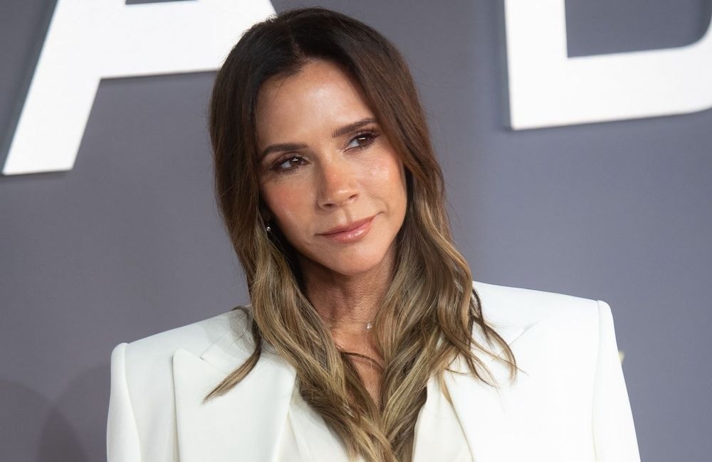 Victoria Beckham faite Chevalier des Arts et des Lettres à Paris, au coeur des tensions avec son fils Brooklyn