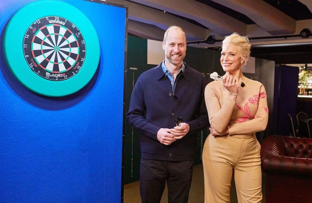 Le prince William s’offre une partie de fléchettes avec l’actrice Hannah Waddingham