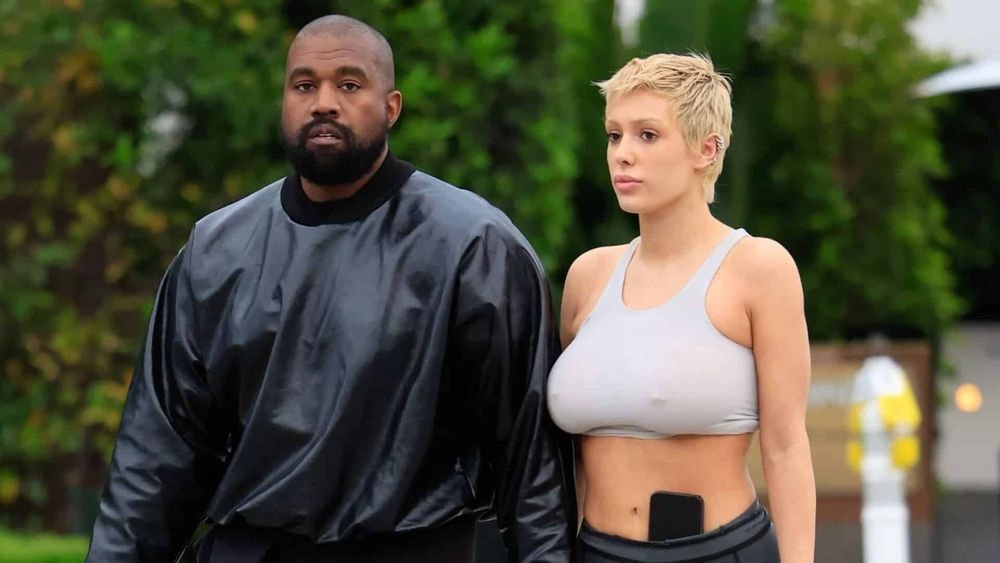 Kanye West à deux doigts de révéler l’anatomie de sa compagne Bianca Censori, vêtue du plus petit bikini au monde