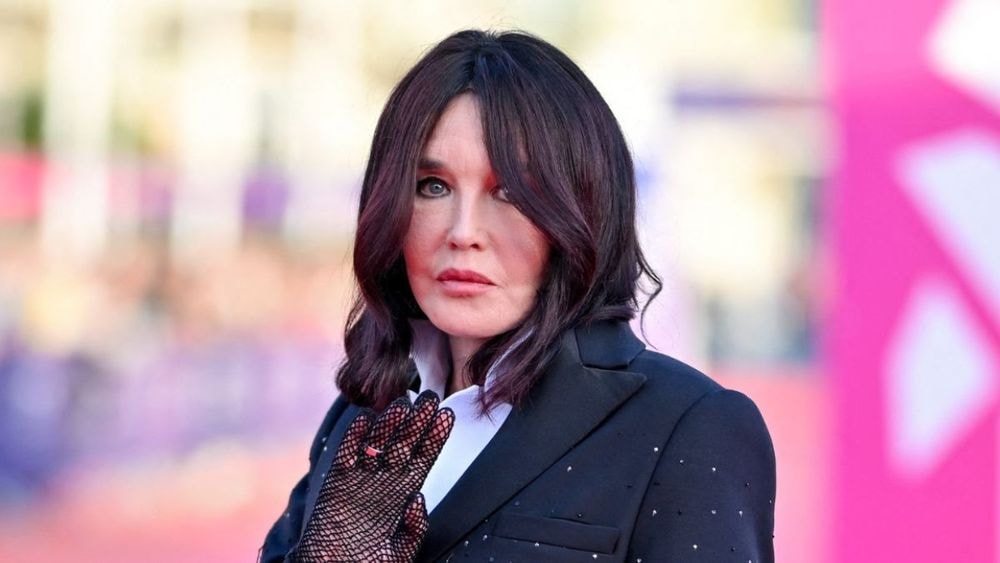 Franco-algérienne, Isabelle Adjani se positionne sur le voile et l'islam : "La chaîne la plus lourde que l'humanité ait jamais portée"